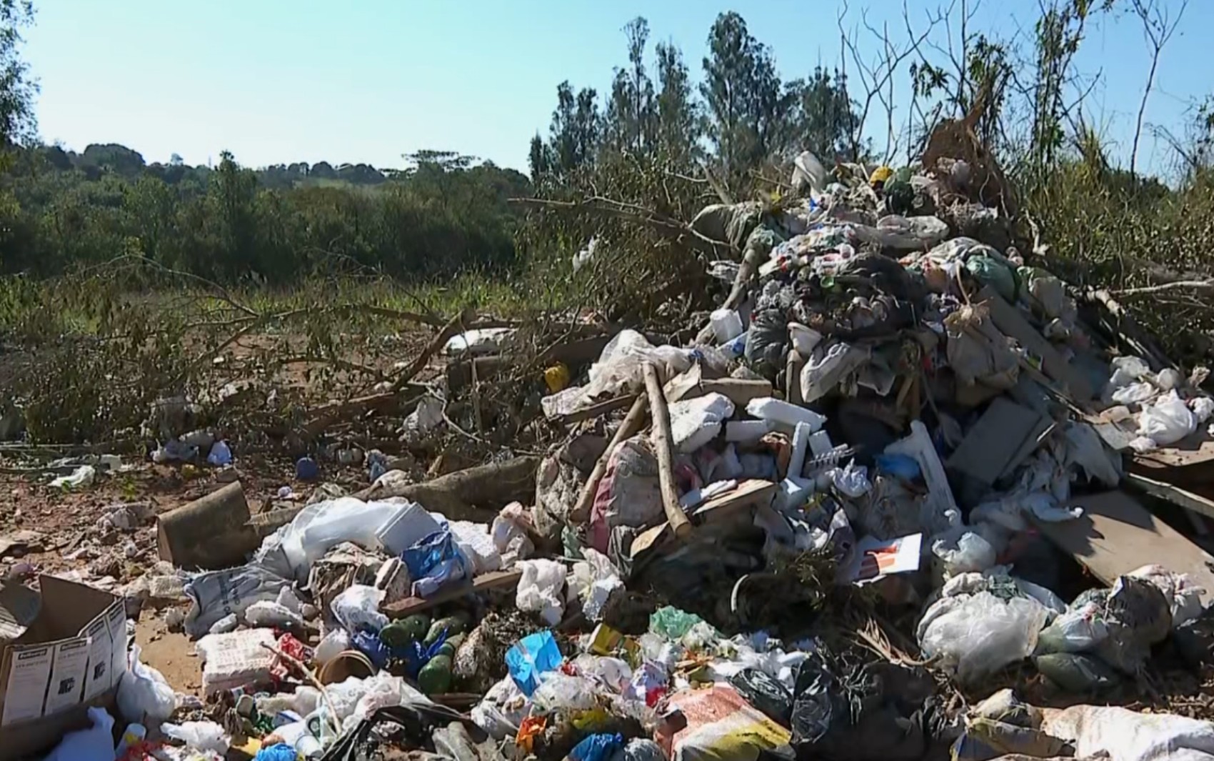 Moradores de Passos reclamam de acúmulo de lixo em caçambas da zona rural; MP cobra providências