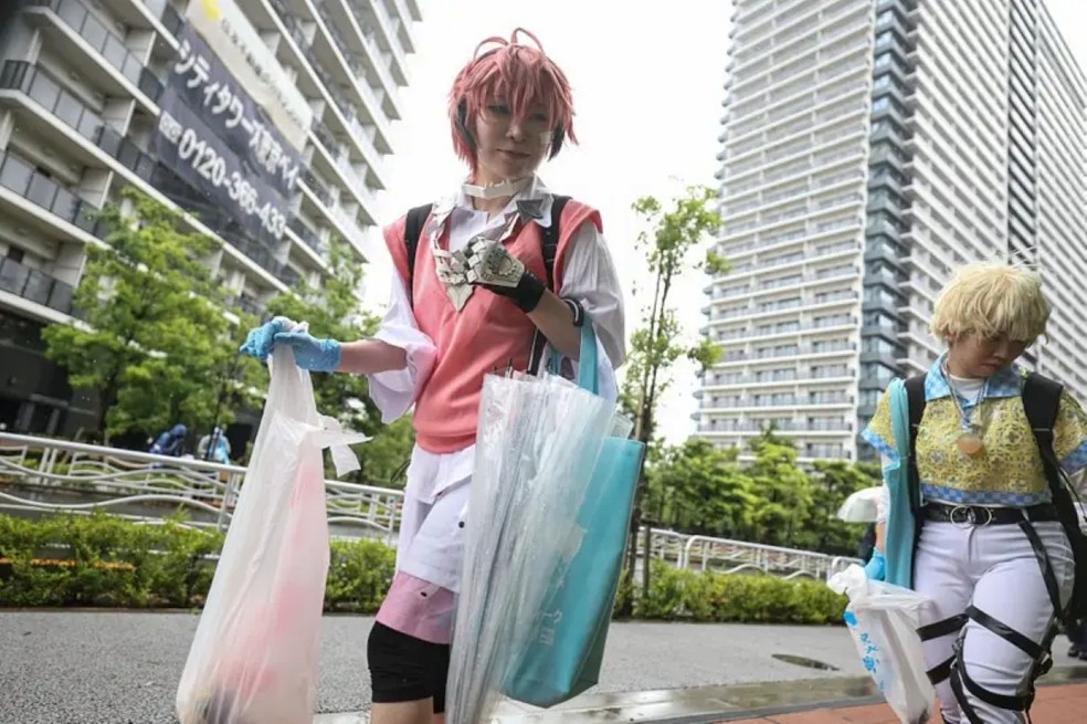 Os japoneses costumam levar o lixo para casa e até recolhem o que encontram no chão. — Foto: Takashi Aoyama/Getty Images