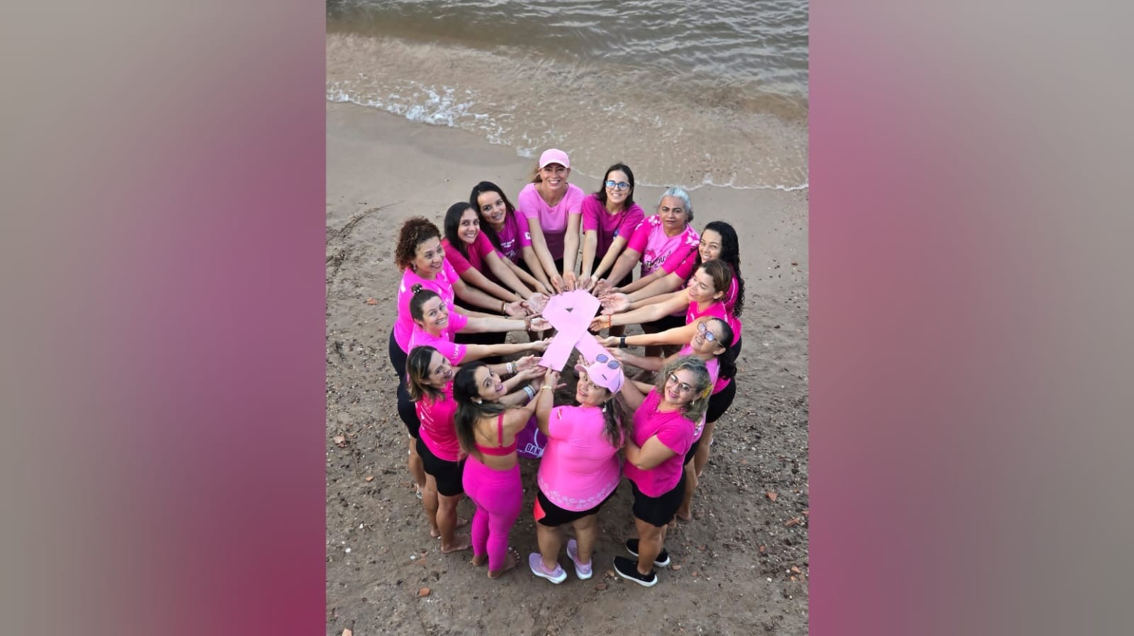 Atletas formam laço no Rio Tapajós em ação do Outubro Rosa e alertam para prevenção do câncer de mama