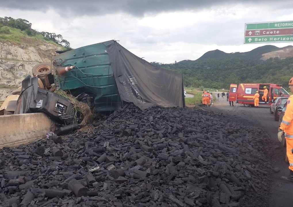 Motorista morre após cabine de carreta ficar presa entre muretas de proteção depois de colisão