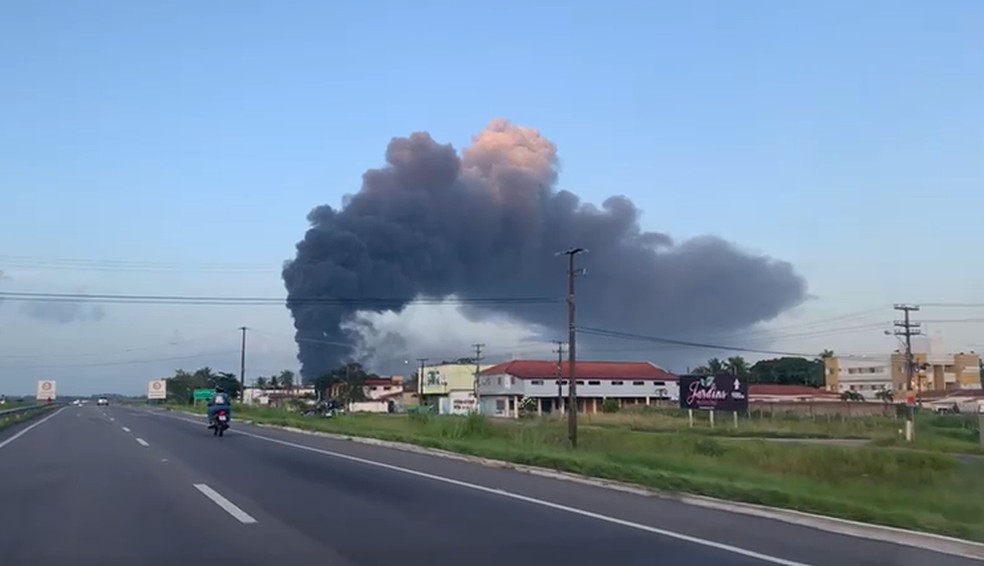 Fogo atinge fábrica em César de Souza, em Mogi das Cruzes, Mogi das Cruzes  e Suzano