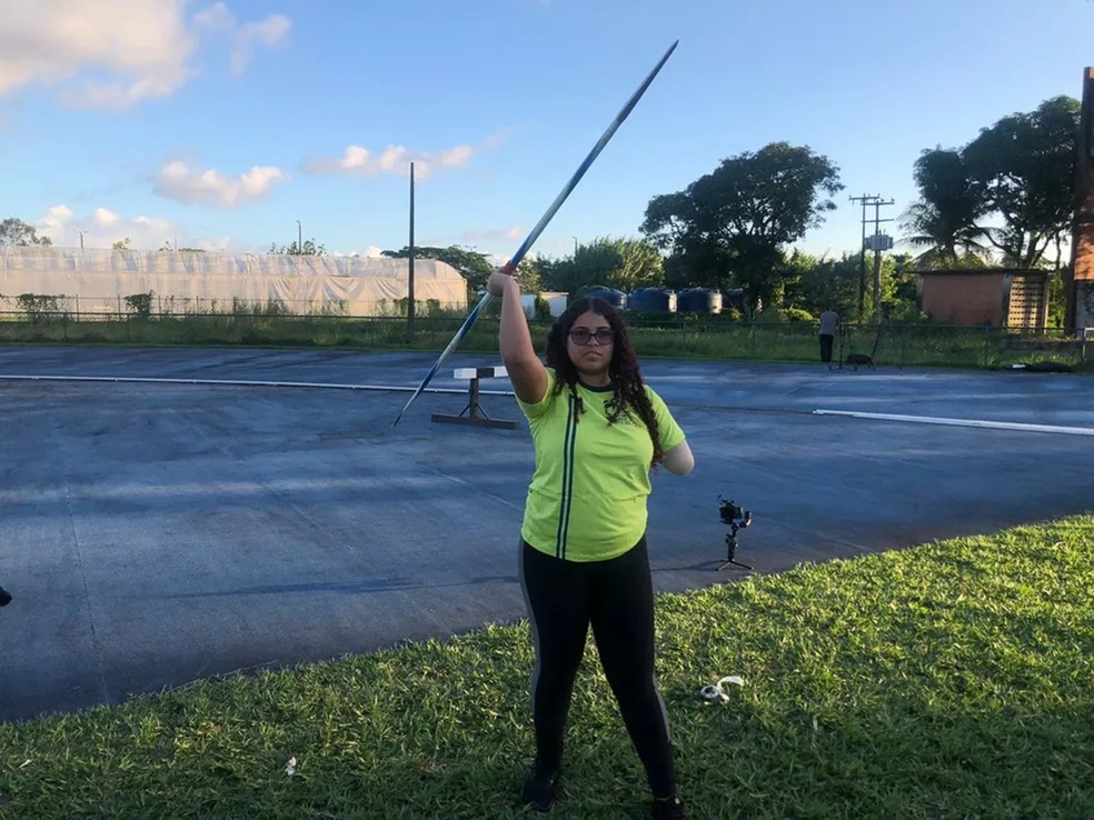 Kaylanne Timóteo Freitas perdeu braço em ataque de tubarão e hoje é paratleta — Foto: Juan Torres/ge