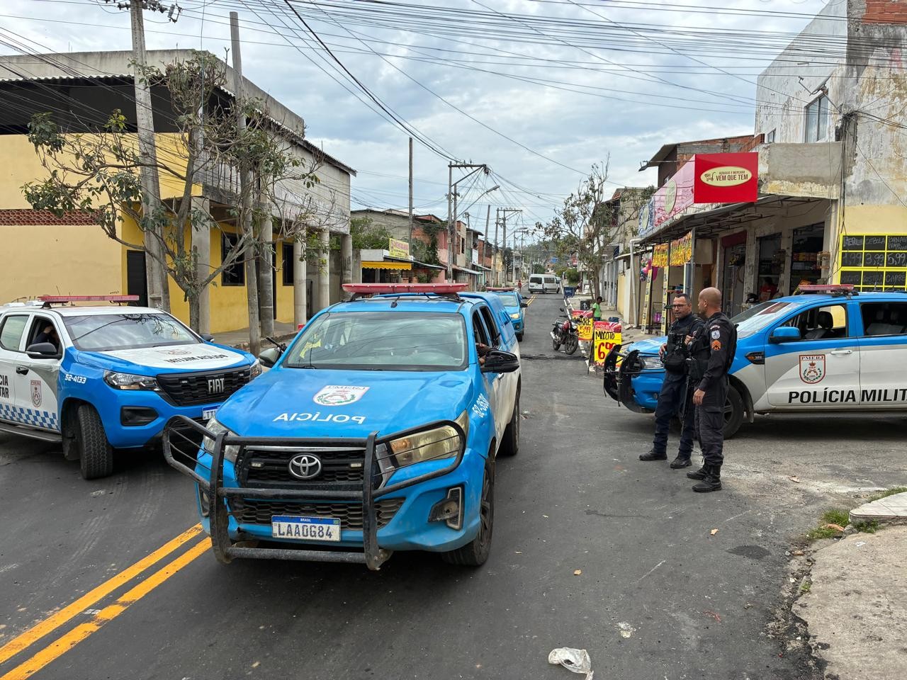 PM remove quebra-molas instalados para atrapalhar passagem de viaturas no Reserva do Peró, em Cabo Frio