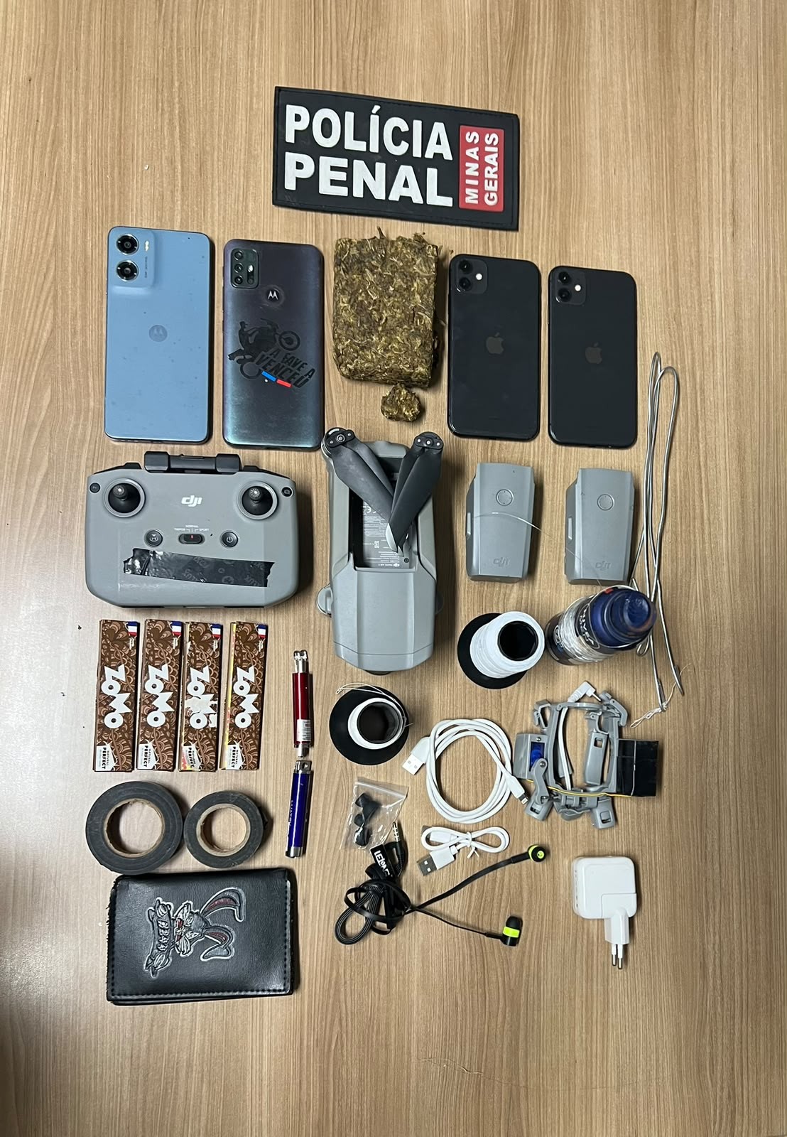 Homens são presos suspeitos de controlar drone que enviaria celulares para prisão na Grande BH