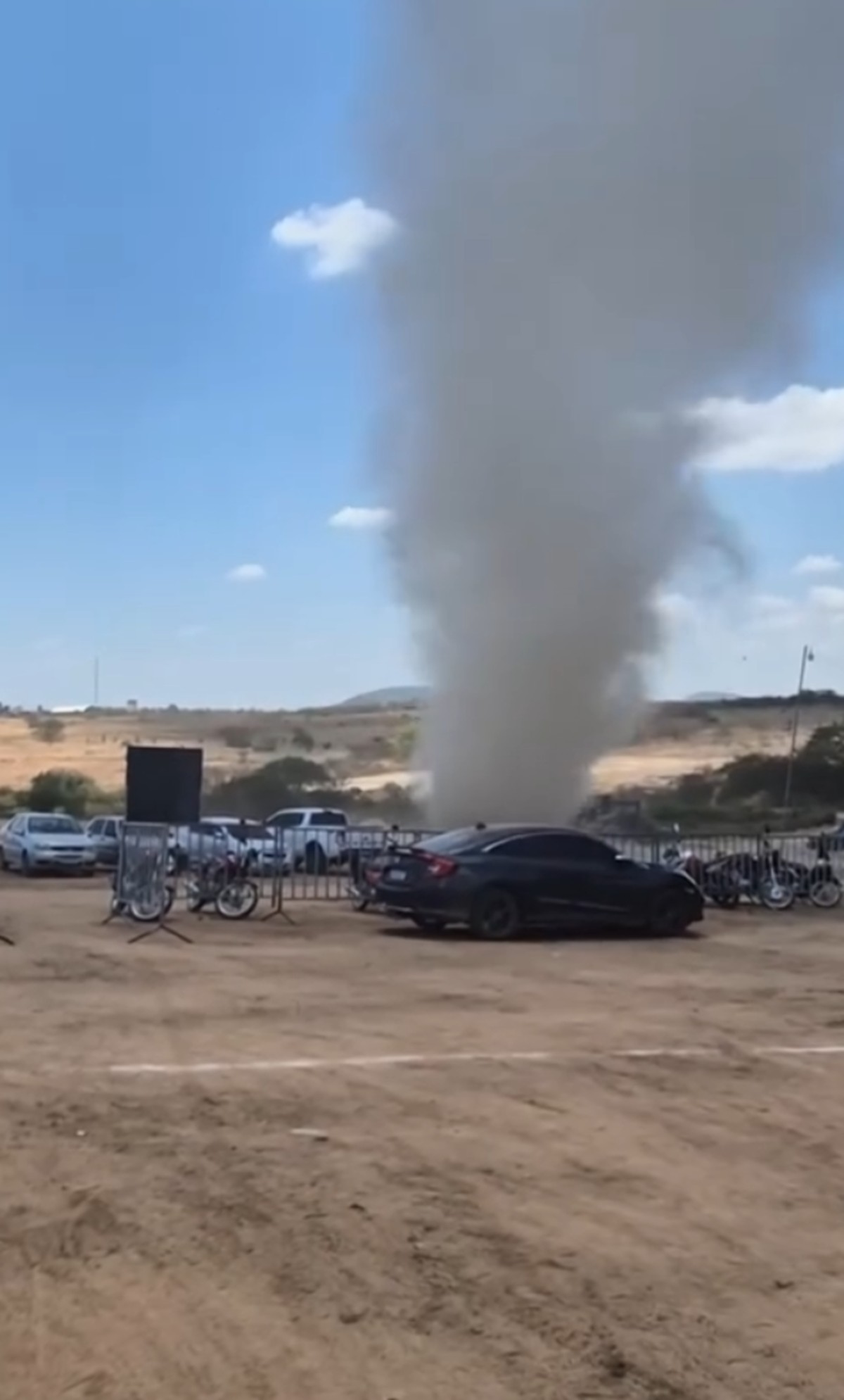 Redemoinho atinge evento de motocross e assusta público em Alagoas; VÍDEO