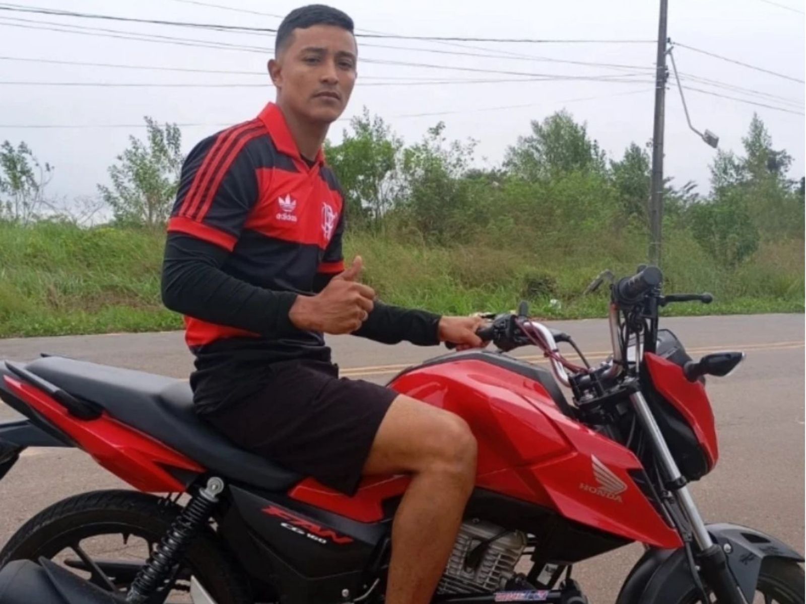 Entregador morre em hospital após perder controle de moto e cair: 'Menino do coração bom', lamenta amigo