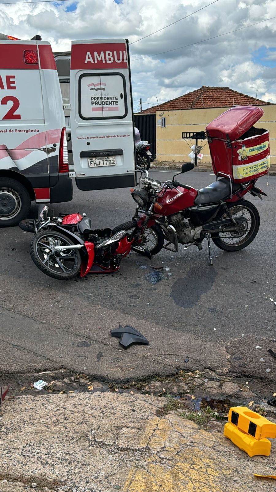 Homem é socorrido com ferimentos graves após colisão entre motocicletas na Avenida Paulo Marcondes; VÍDEO