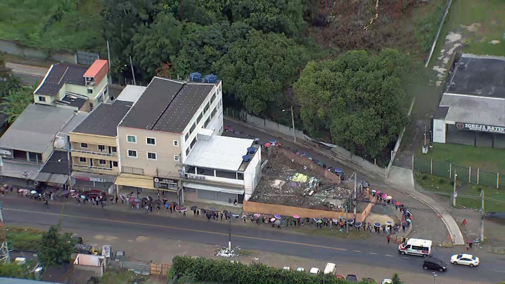 Fila no BRT dava volta no quarteirão — Foto: Reprodução/TV Globo