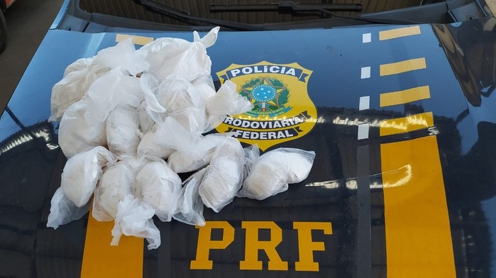 Polícia Rodoviária Federal prende mulher suspeita de tráfico de drogas no oeste da Bahia — Foto: Divulgação/PRF