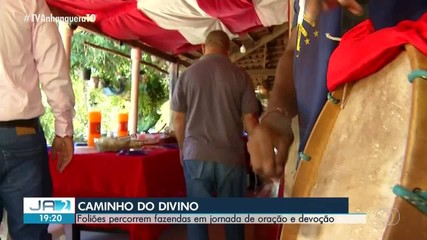 Foliões mantêm tradição religiosa com percurso por fazendas em Monte do Carmo
