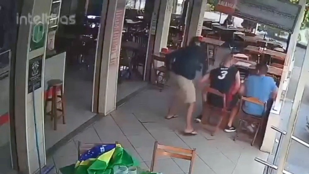 Ladrão ataca policiais à paisana em restaurante — Foto: Reprodução/TV Globo