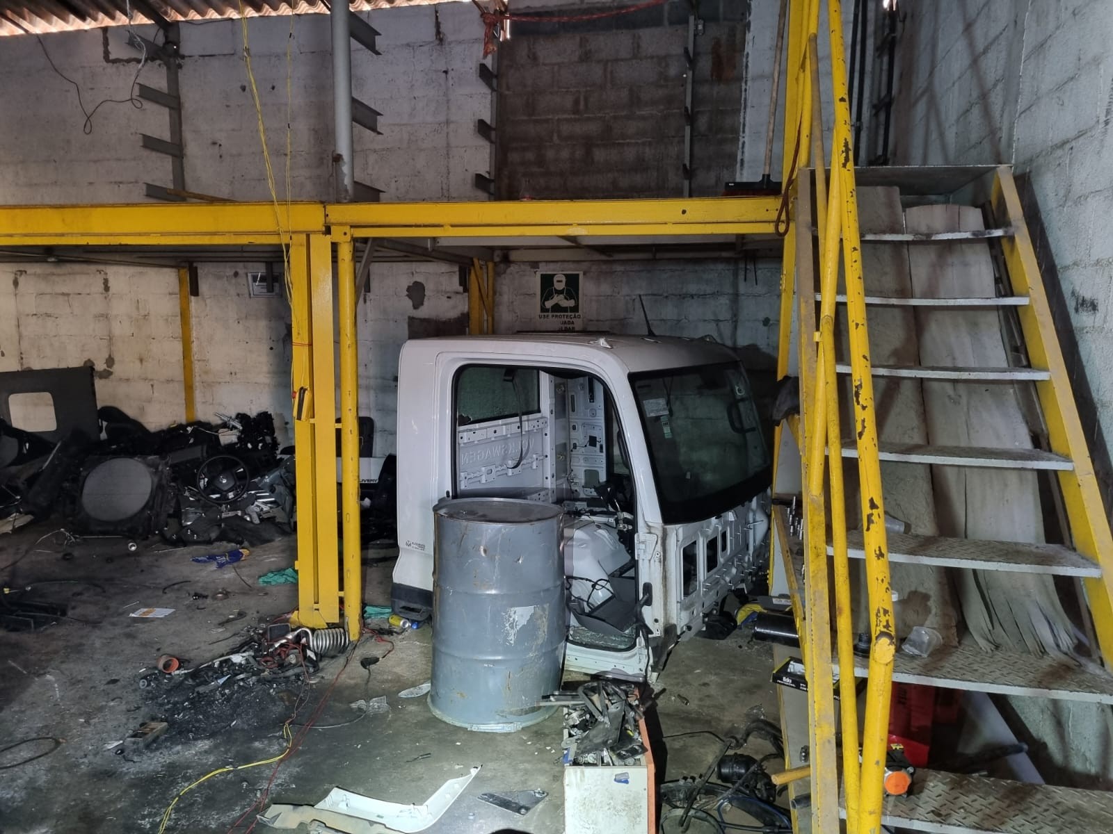 Polícia Rodoviária encontra caminhão furtado em desmanche irregular que funcionava em galpão de Jundiaí