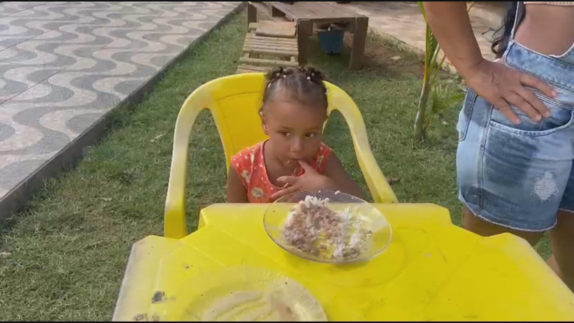 Família faz almoço para comemorar reencontro com menina autista que estava desaparecida em MG