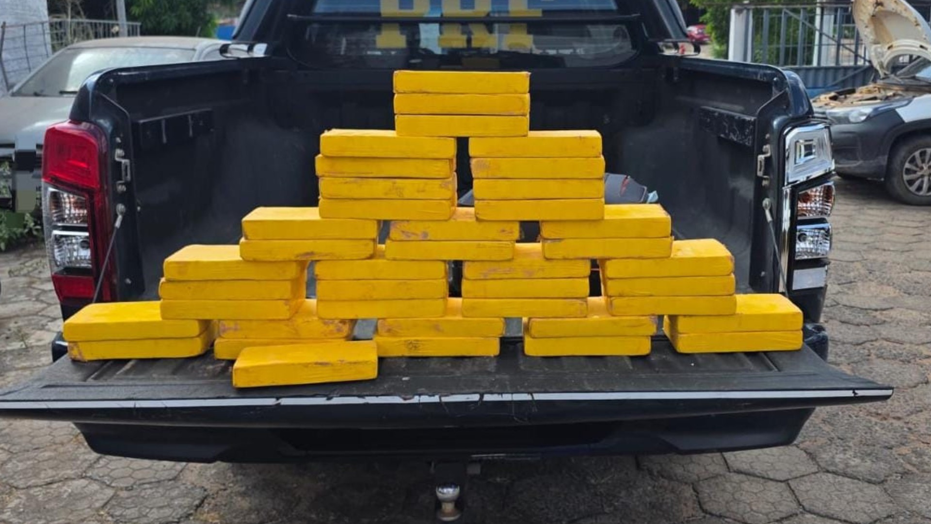 PRF apreende 40 kg de cocaína escondidos em veículo durante fiscalização em Grajaú, no MA