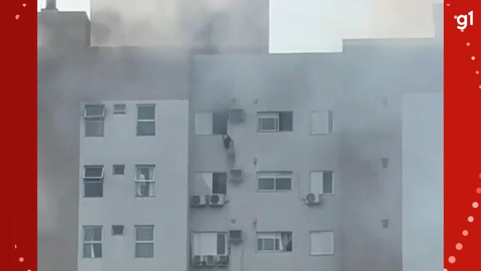 Apartamento pega fogo no Paran&aacute;, v&iacute;tima escapa e se pendura em suporte de ar-condicionado para salvar m&atilde;e e crian&ccedil;a &mdash; Foto: Redes sociais
