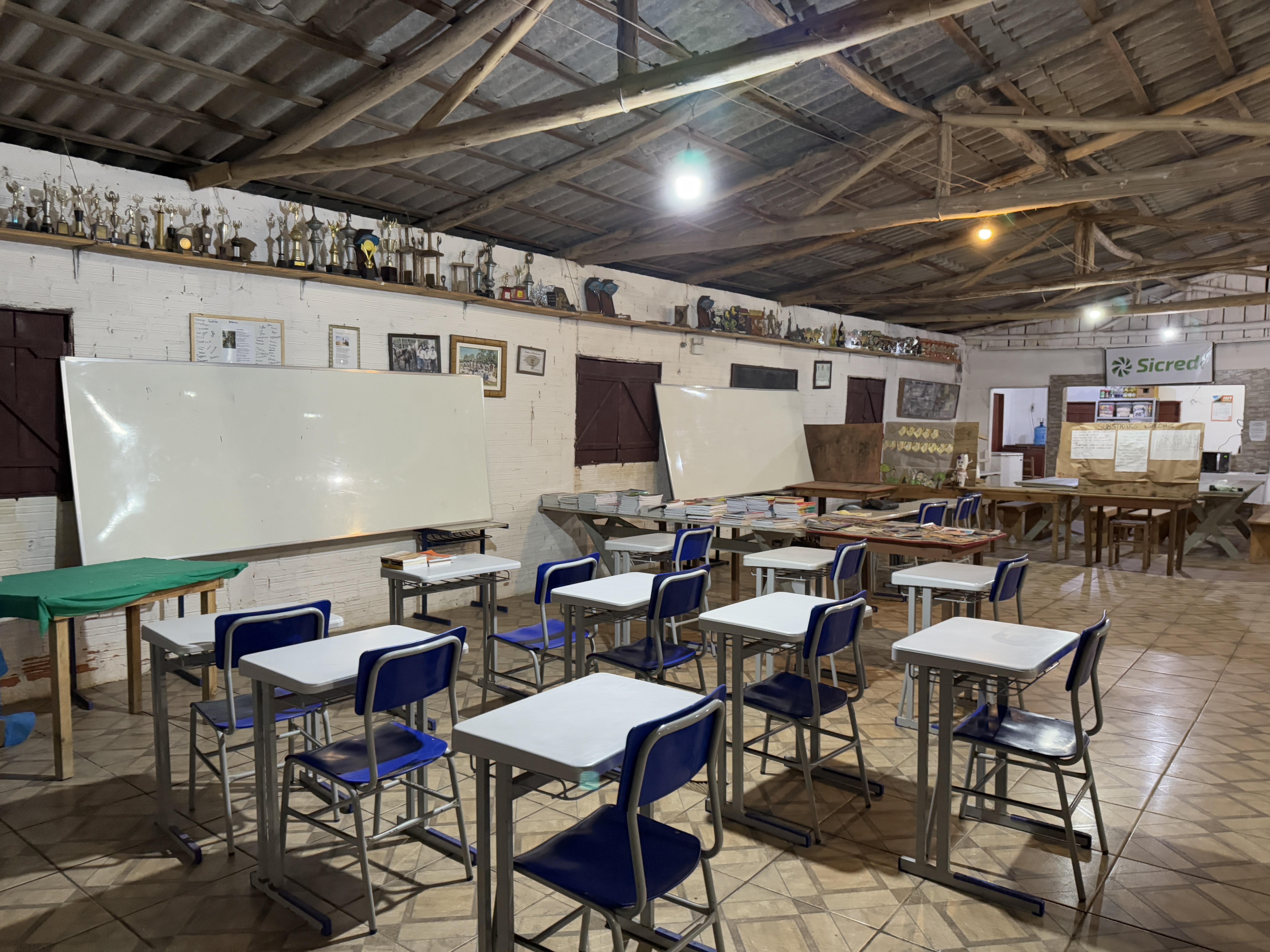 Escola no RS funciona em galpão há mais de um ano após enchente destruir prédio original 