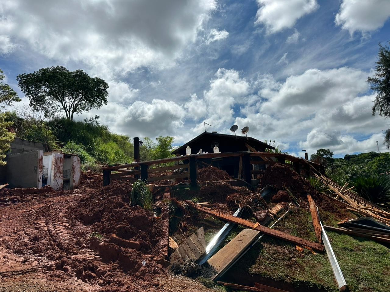 Saiba quem são as três vítimas fatais de deslizamento de terra em Taubaté