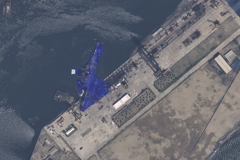 Coreia do Norte 'esconde' com lonas navio de guerra acidentado e quer prender responsáveis por erro