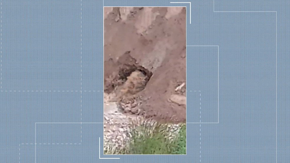 Buraco em barreira de represa assusta moradores da região de Cajzeiras — Foto: TV Cabo Branco/Reprodução