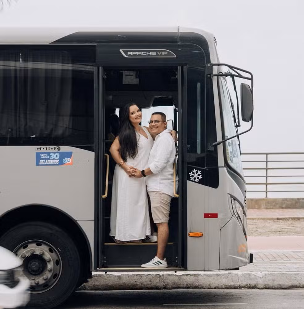 Casal realizou pr�-wedding tamb�m no transporte � Foto: Arquivo Pessoal