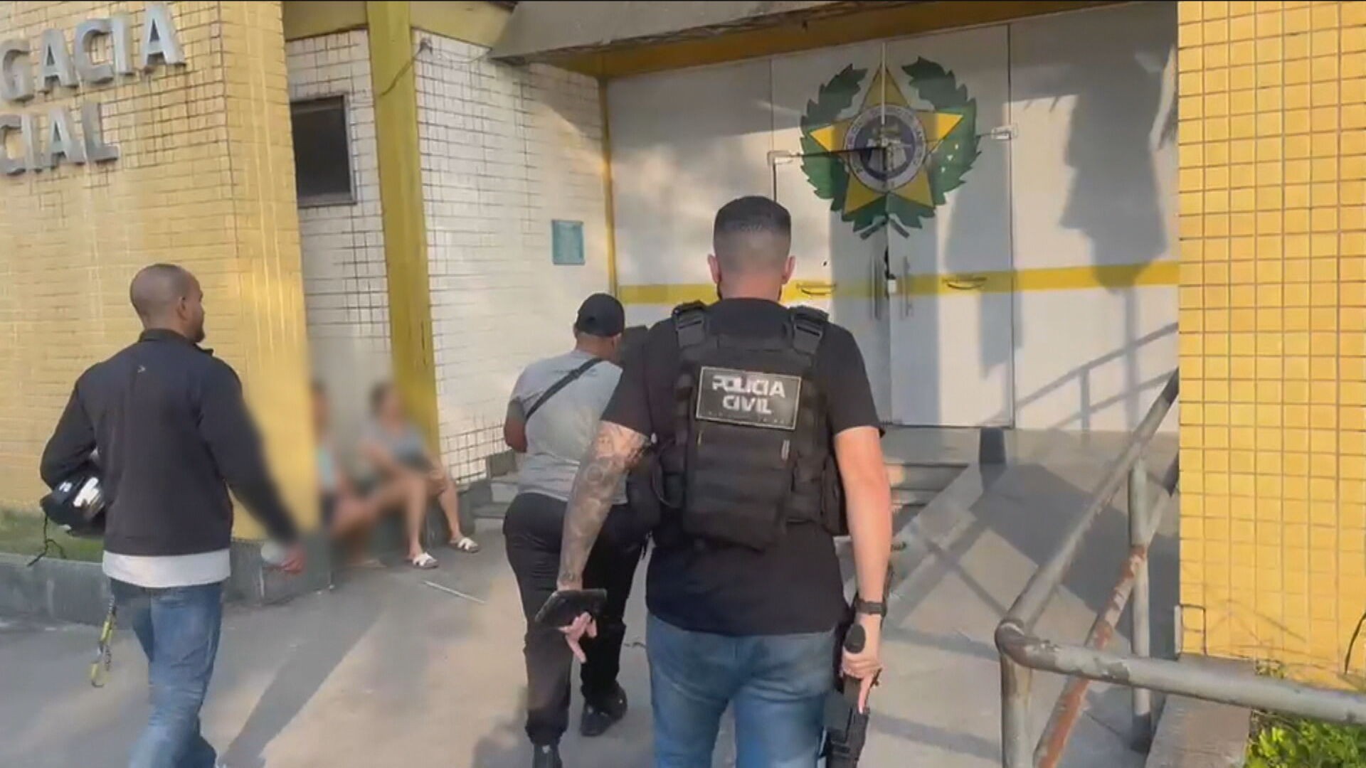 Mulher é presa suspeita de impedir circulação de motoristas de aplicativo em comunidades de Magé