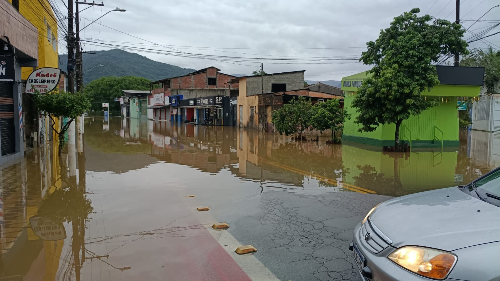 Em 3 horas, Litoral Norte de SP registra volume de chuva esperado para três semanas