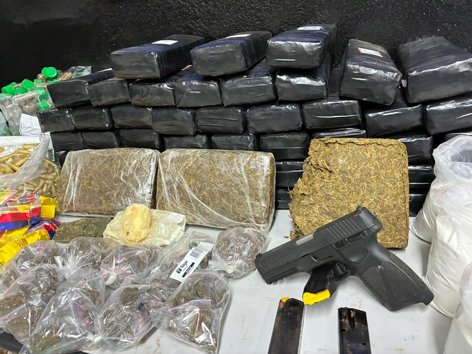 Guarda Municipal apreende 65 kg de drogas e arma em imóvel abandonado em Campinas