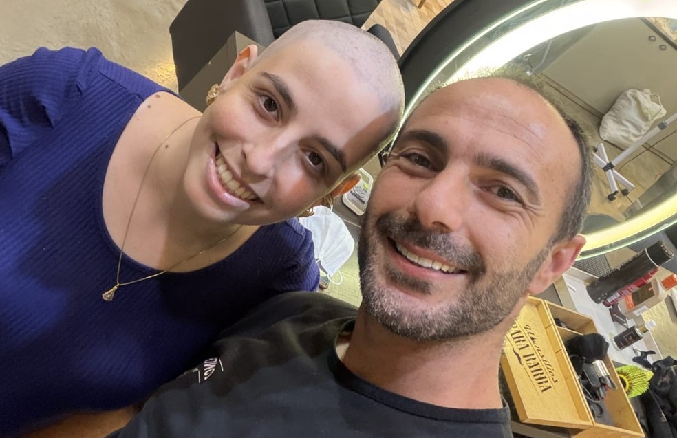 Ana Julia e Luiz Agus logo após cortarem o cabelo em Santa Gertrudes — Foto: Arquivo pessoal