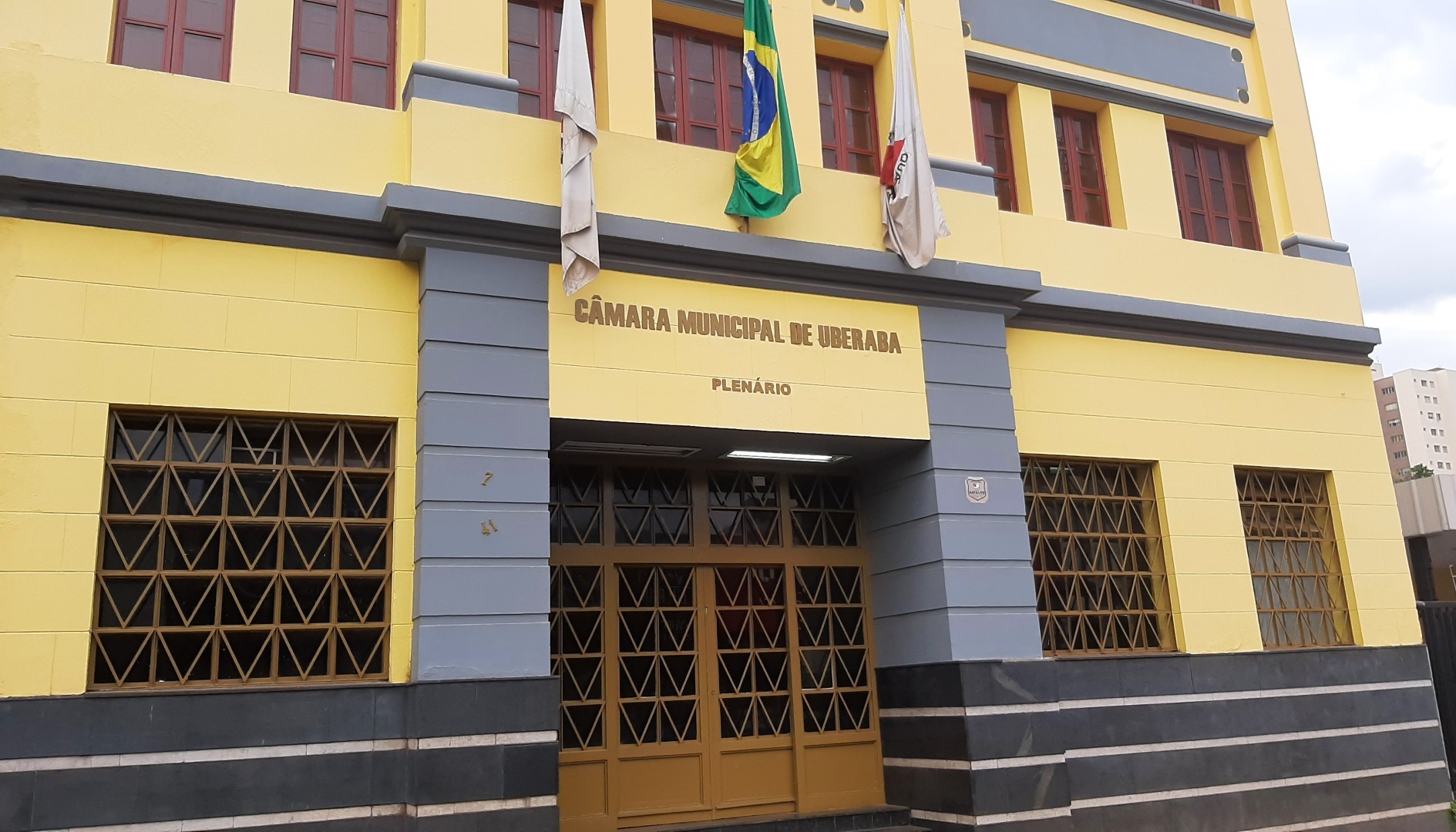 Câmara de Uberaba divulga edital de concurso público com 12 vagas e salários de até R$ 5 mil