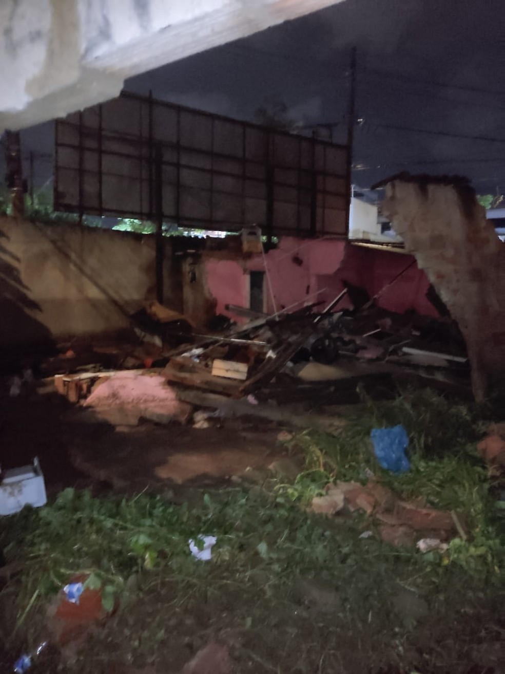 Na Vila Marimbondo, telhado de casa foi arrancado pela ventania e atingiu homem — Foto: Redes sociais