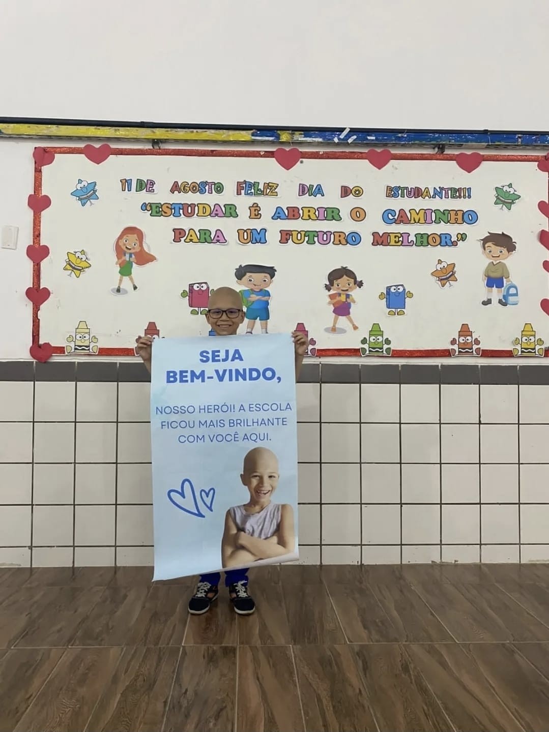 Menino de 8 anos que comemorou fim de quimioterapia retorna às aulas e é recebido com festa em Maceió 