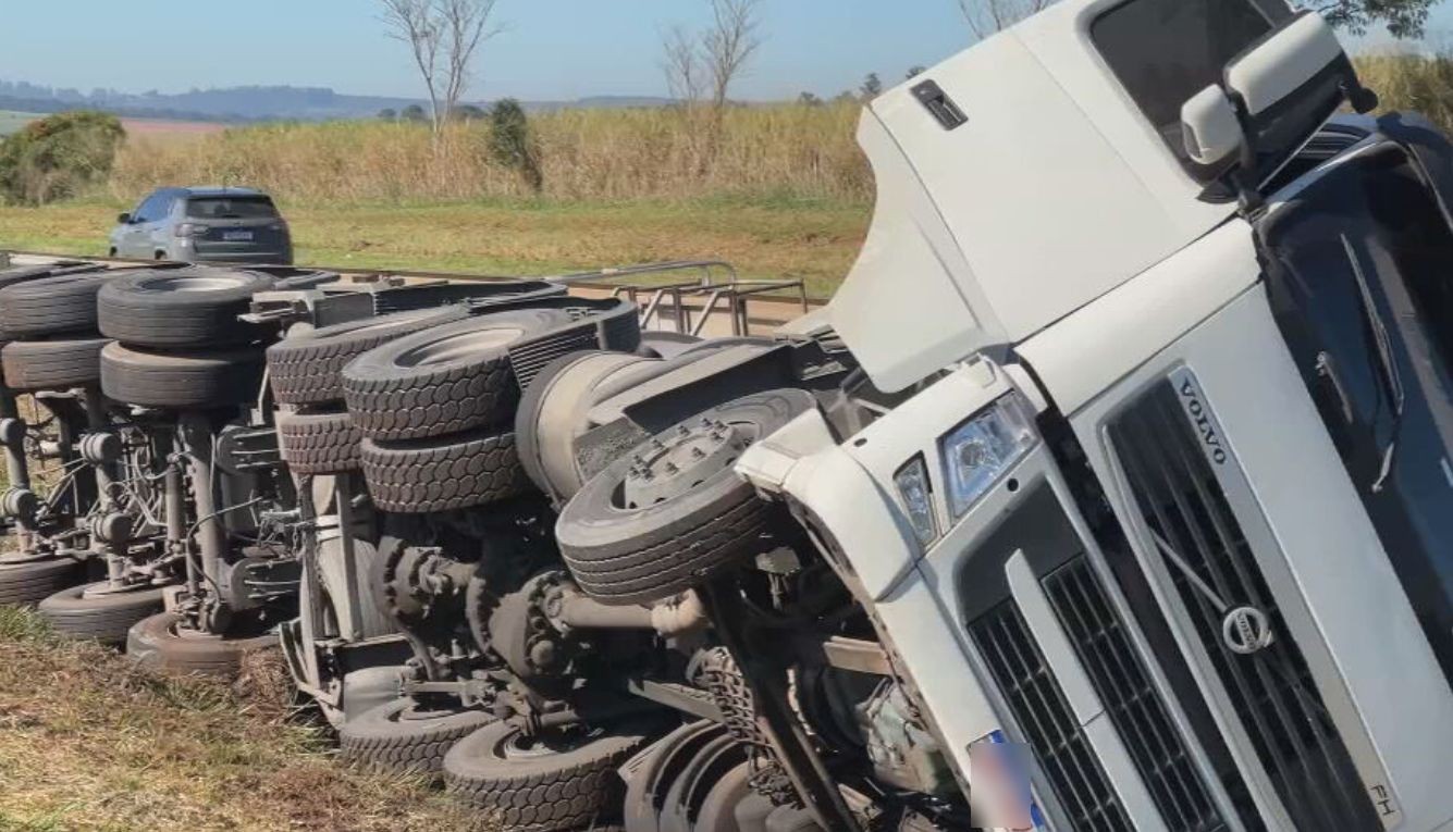 Caminhão-tanque carregado com soda cáustica tomba na Rodovia Marechal Rondon em São Manuel