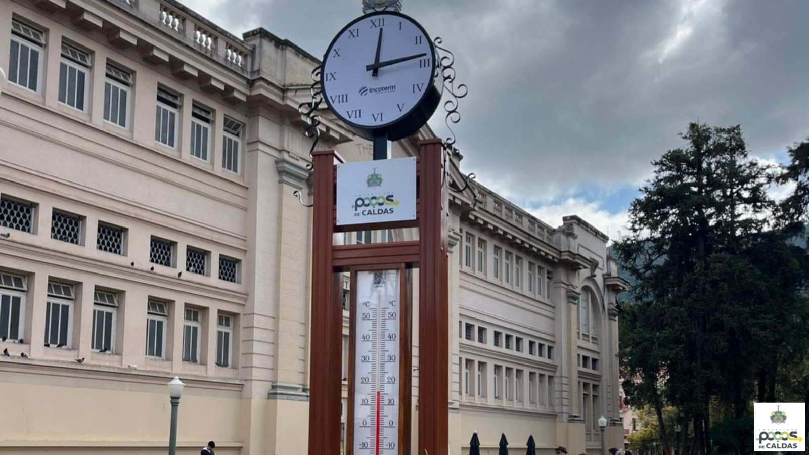 Poços de Caldas ganha novo relógio com termômetro em frente às Thermas Antônio Carlos