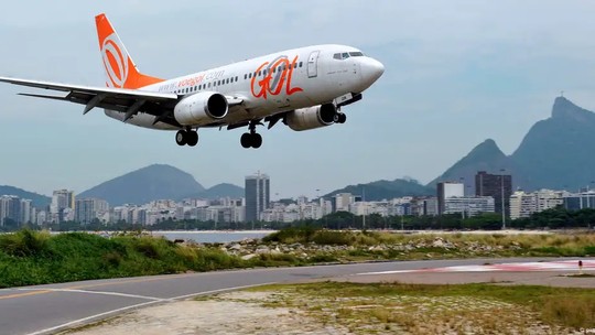 Por que os voos domésticos no Brasil são tão caros?
- Brasil lidera média de preços de voos na América Latina, mesmo quando comparadas rotas com distâncias semelhantes em outros países. Ausência de companhias low cost, concentração e alto custo estrutural agravam cenário.
