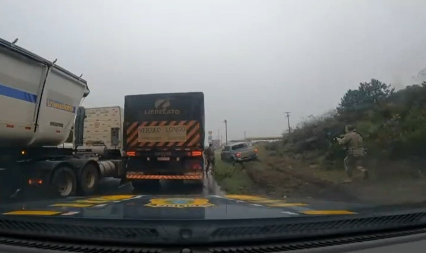 VÍDEO: condutor foge da PRF, perde controle de veículo e é preso transportando drogas na BR-277, na Grande Curitiba