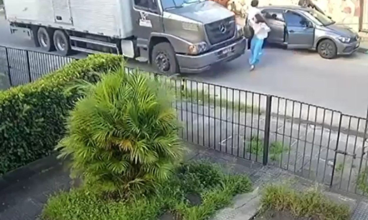 Mulher é atropelada por caminhão após correr para meio da rua ao fugir de assalto no Recife; VÍDEO