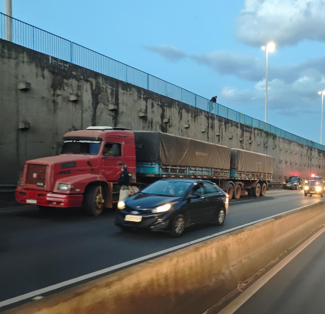Homem sai debaixo de veículo, é atropelado por caminhão e morre em Uberlândia; motorista fugiu