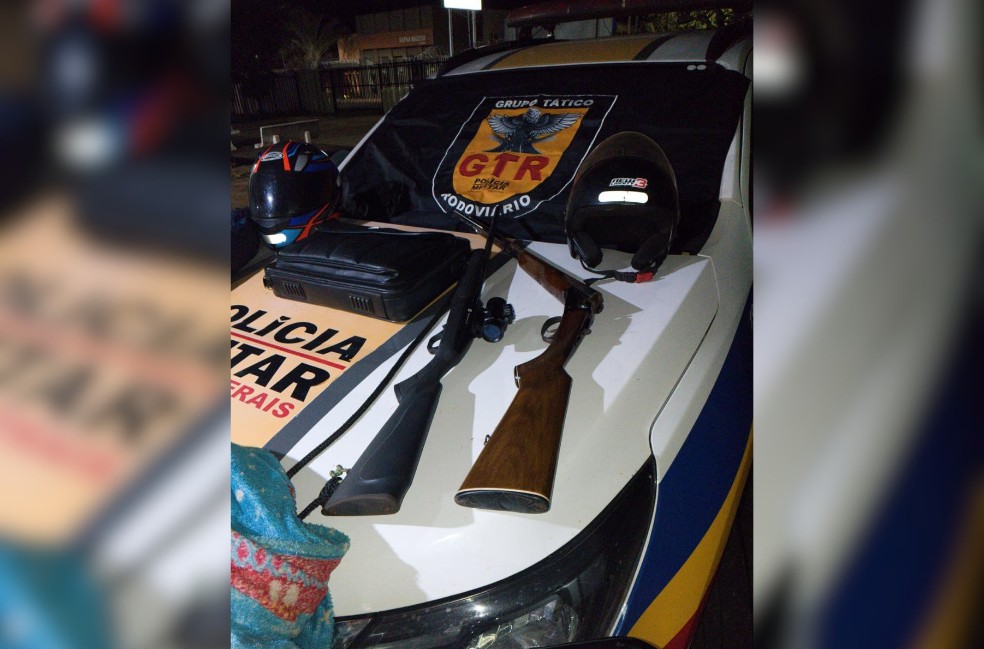 Escopeta, rifle e maleta com notebook são interceptados após perseguição a dupla de moto em MG