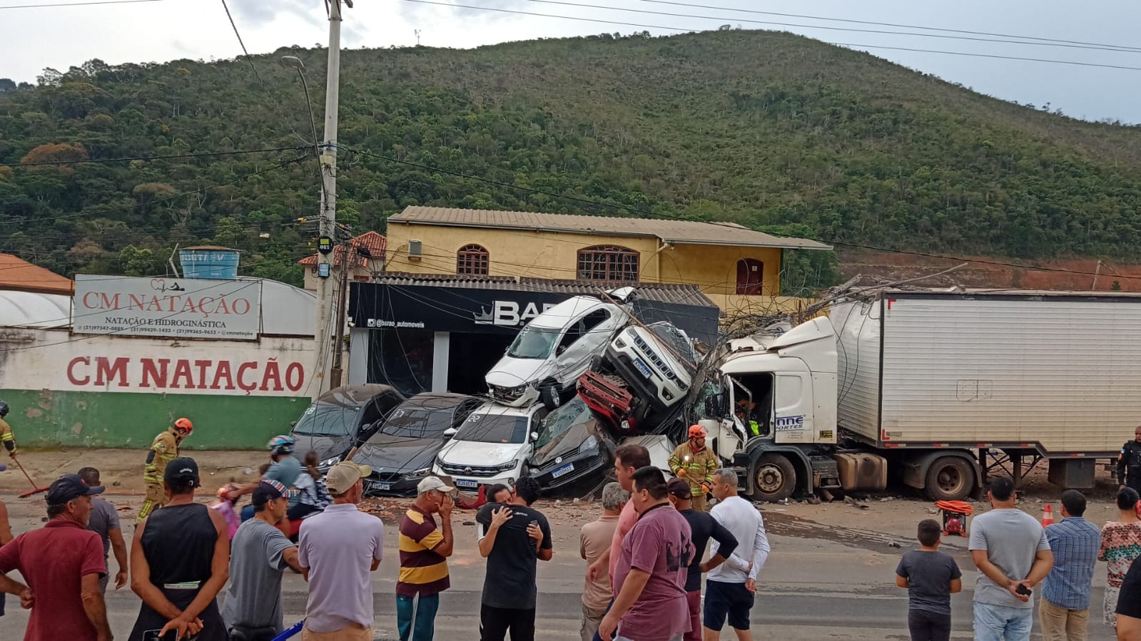 VÍDEO: caminhão desgovernado cria 'montanha' de carros amassados após arrastar veículos estacionados no RJ