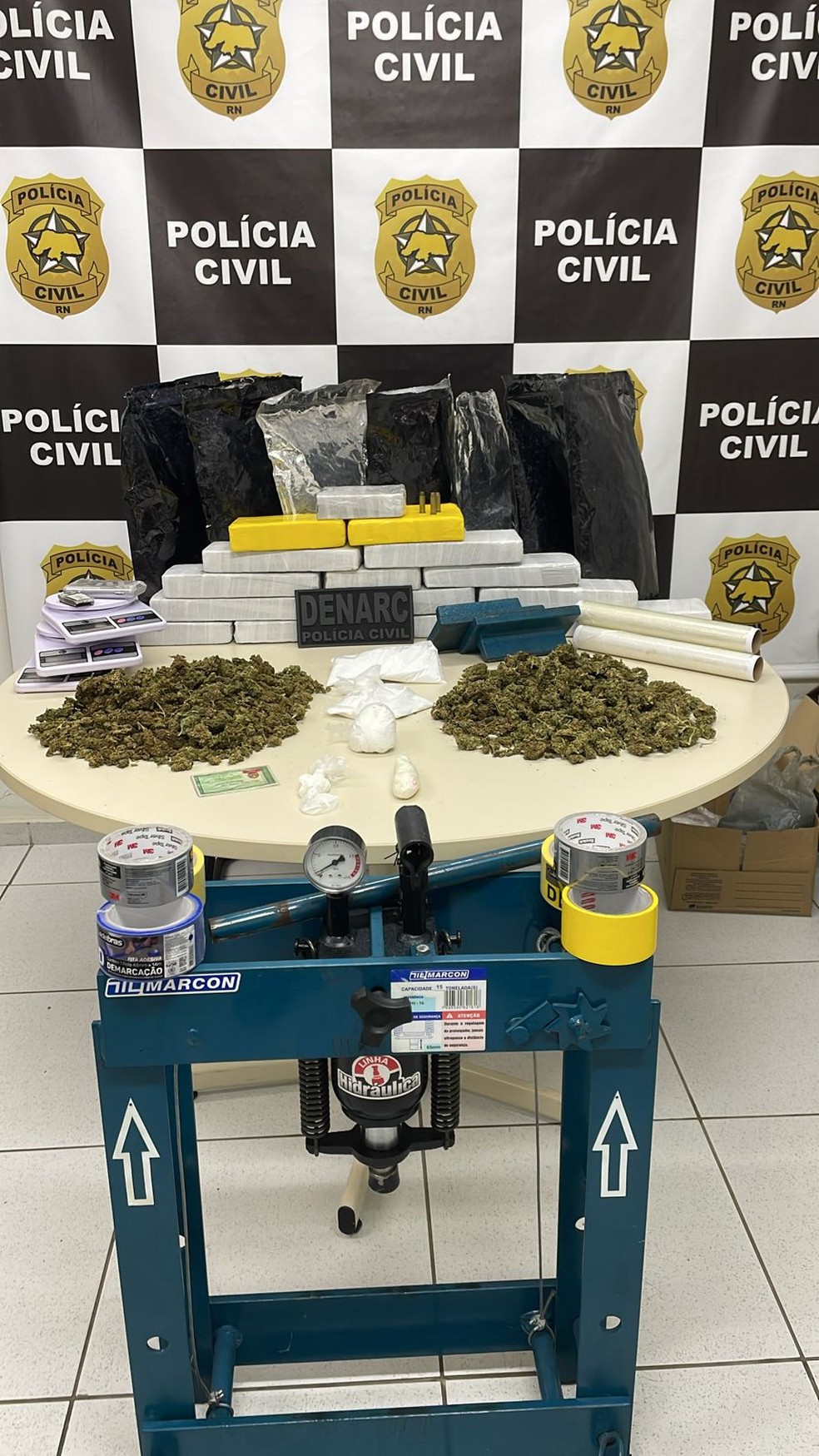 Com o homem foram apreendidos 25 kg de drogas entre cocaína e maconha — Foto: Divulgação/PC