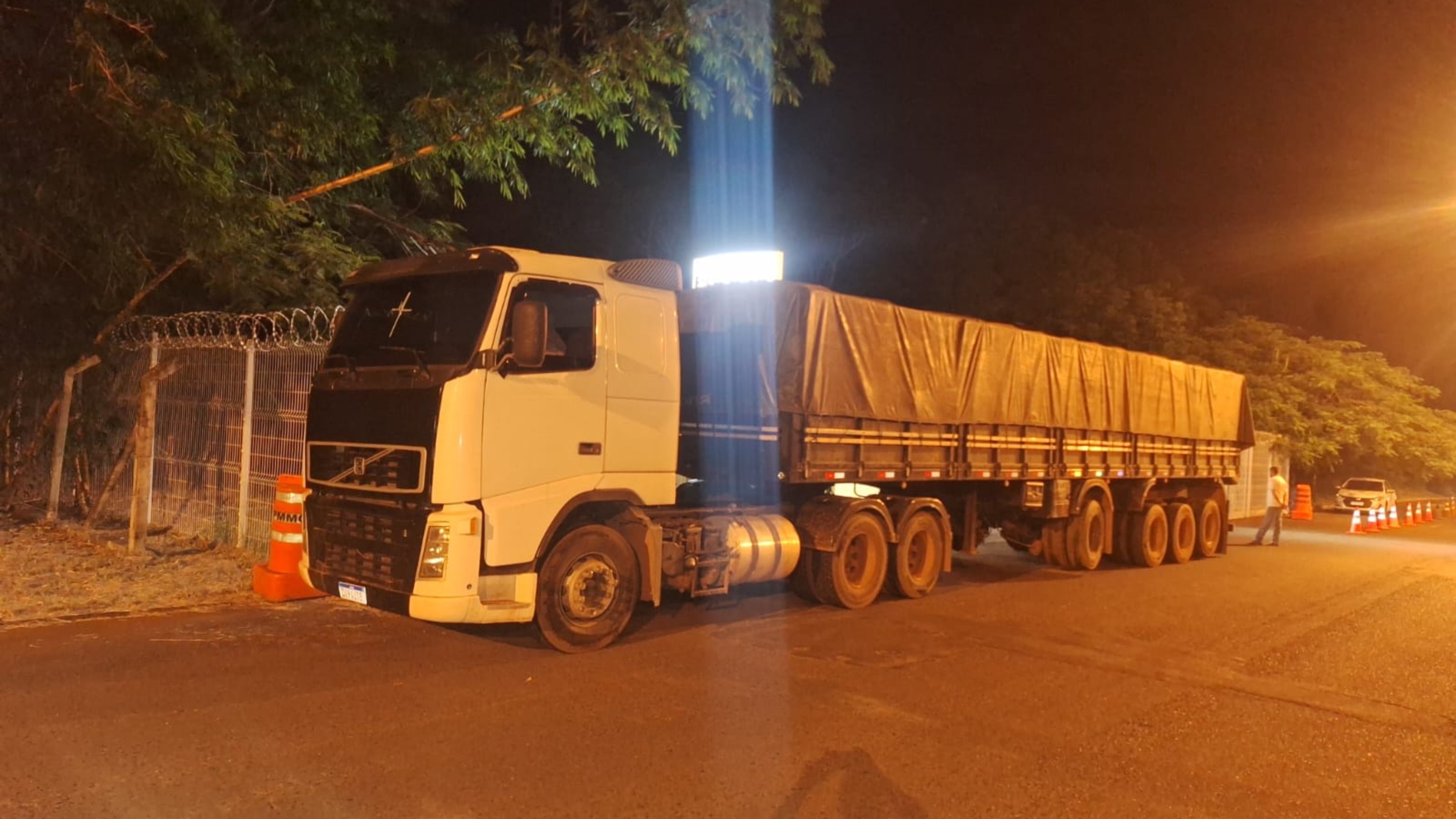 Casal é preso por desviar carga de soja, adulterar placas e subornar policiais em MG