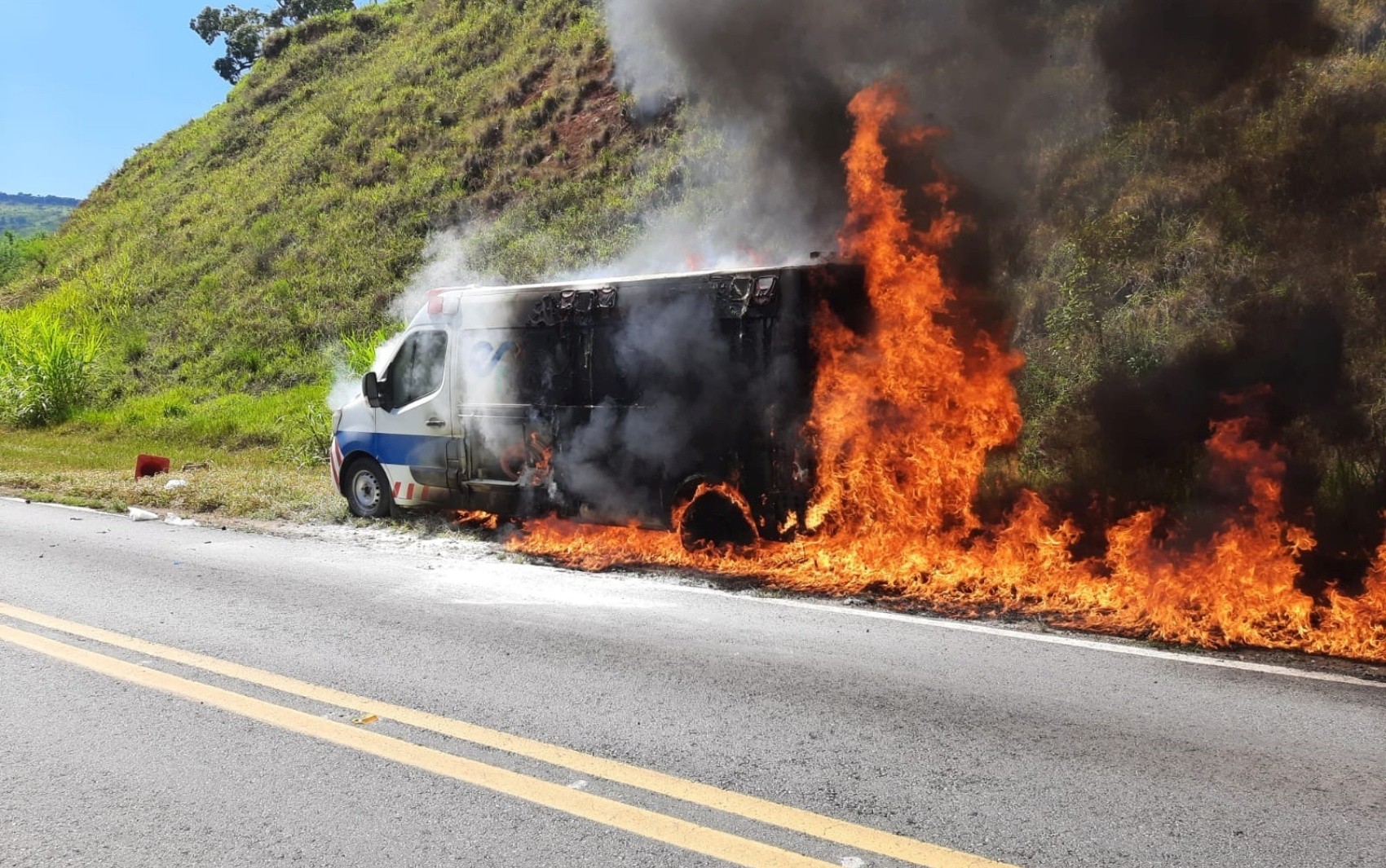 Ambulância da concessionária EPR pega fogo durante atendimento na MG-290, em Ouro Fino, MG