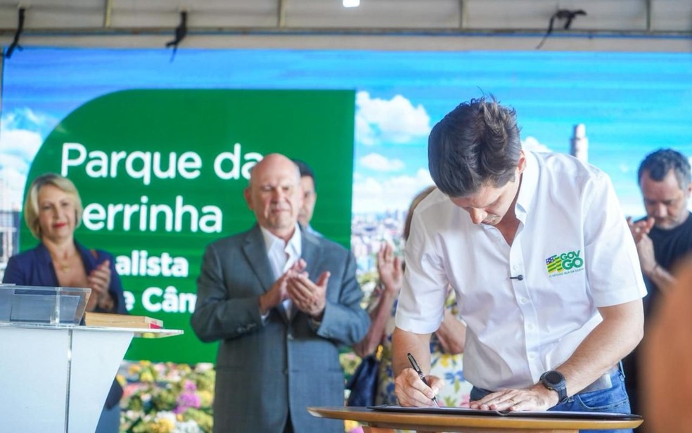 Governador Daniel Vilela assina ordem de serviço. As obras devem começar na próxima semana e têm previsão de conclusão entre 12 e 15 meses. — Foto: Divulgação/Secretaria de Comunicação – Governo de Goiás