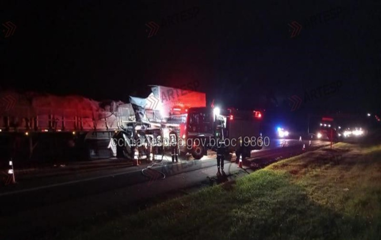 Acidente entre carreta e caminhão deixa motorista gravemente ferido na Castello Branco em Porangaba