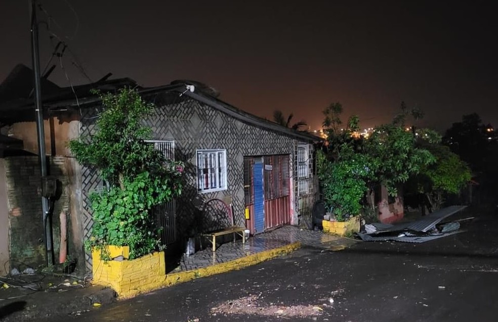 Danos em residência provocados pelo temporal em Palmeira das Missões — Foto: Imagens cedidas: Ramon Mendes/Radio Palmeira