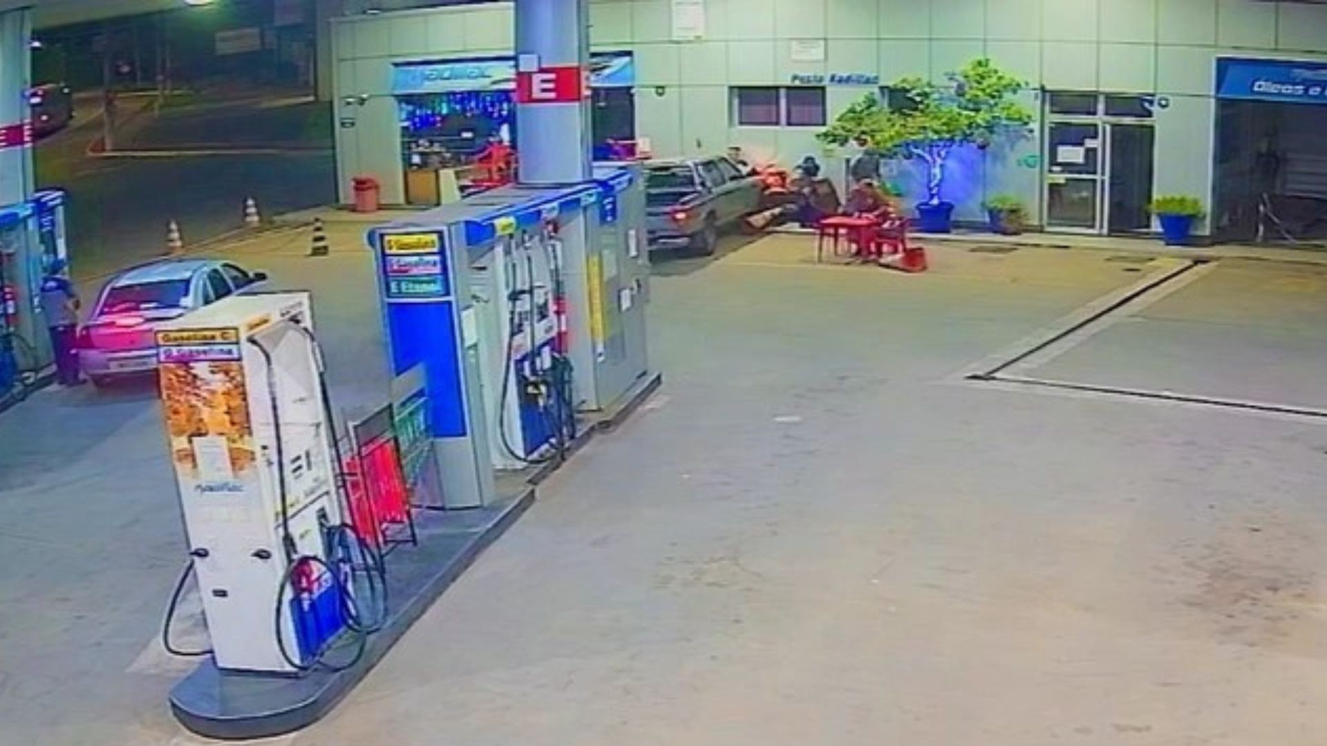 
VÍDEO: frentista é atropelado em posto de combustíveis e tem as duas pernas quebradas no ES