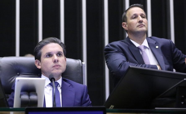 Motta e Derrite durante votação na Câmara do projeto de combate a facções — Foto: Kayo Magalhães / Câmara dos Deputados