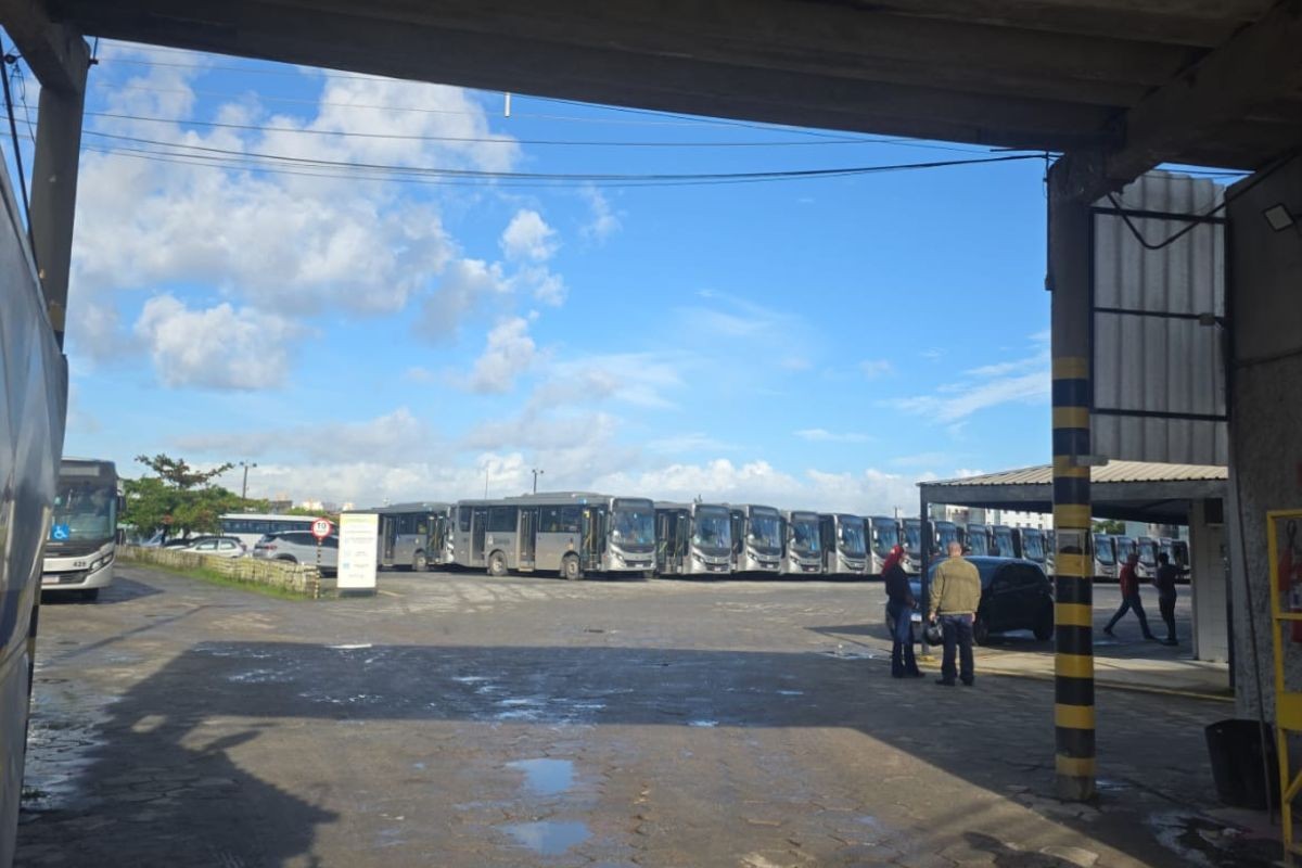 Greve dos funcionários da City Transportes paralisa os ônibus municipais em Guarujá, SP