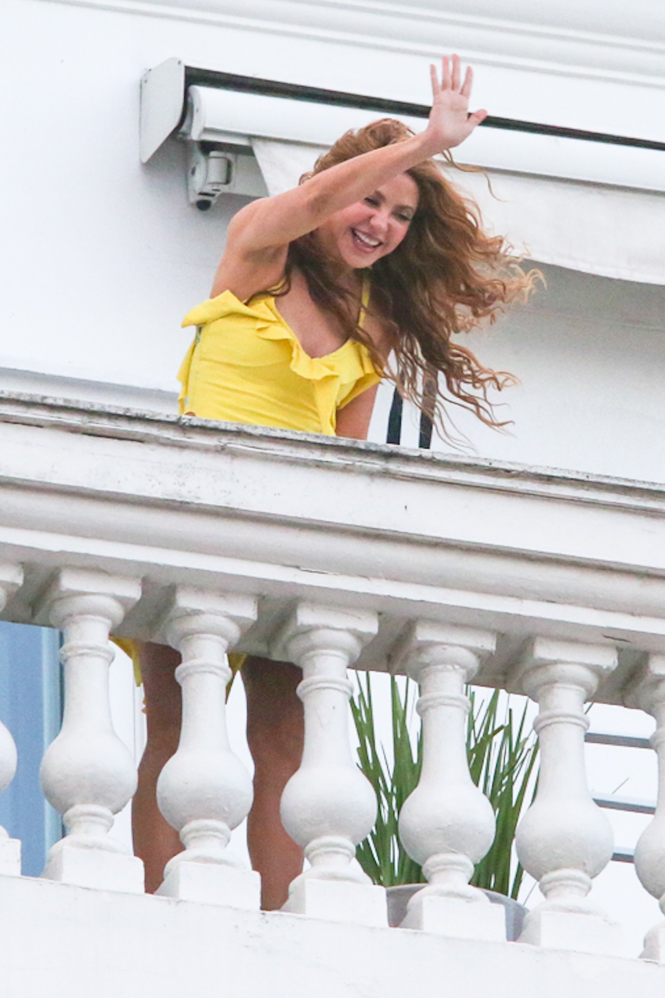 Shakira aparece na varanda do Copacabana Palace e acena para fãs 