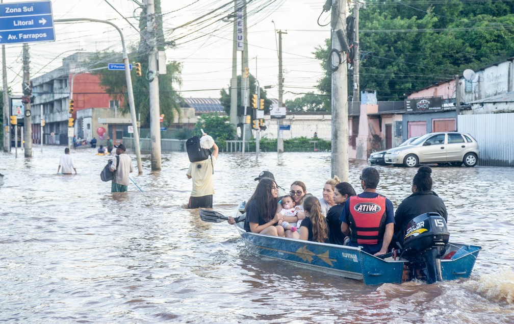 5 de maio - Trabalho de resgate das pessoas ilhadas pela enchente causada pelo Rio Guaiba, em Porto Alegre (RS). Bairros como Humaitá, São Geraldo e Farrapos seguem debaixo d'água — Foto: Evandro Leal/Enquadrar/Estadão Conteúdo